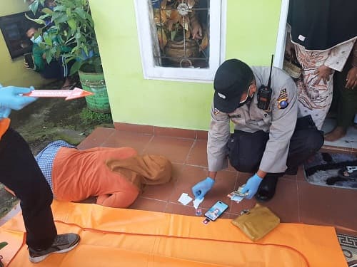 menyedihkan_ibu_rumah_tangga_sujarmi_ditemukan_warga_padang_hilir_tak_bernyawa_di_teras_rumah