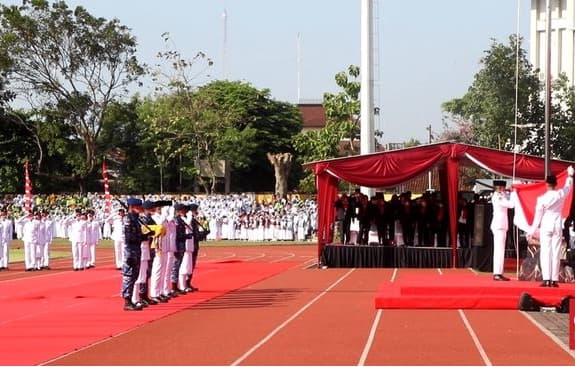 merah_putih_gagal_berkibar_di_solo_gibran_tetap_beri_apresiasi