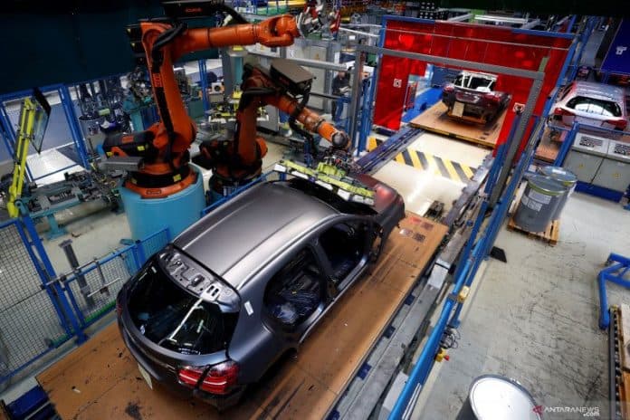 mercedes_benz_bakal_tarik_hampir_1_juta_model_lama_secara_global