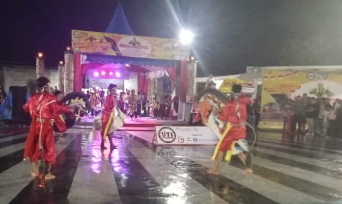 merdeka_festival_band_dan_fashion_show_ijti_ribuan_penonton_padati_alun_alun_tapteng