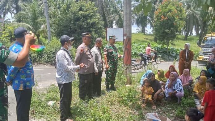 meresahkan_ibu_ibu_protes_truk_pasir_melintas_di_kecamatan_galang