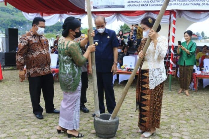 meriahkan_hari_kartini_samosir_gelar_lomba_bikin_itak_nanihopingan