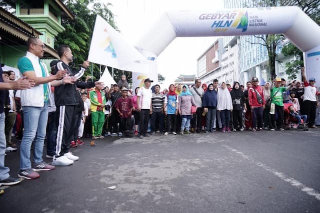 meriahkan_hari_listrik_pln_dan_pemprovsu_gelar_funwalk_74_km
