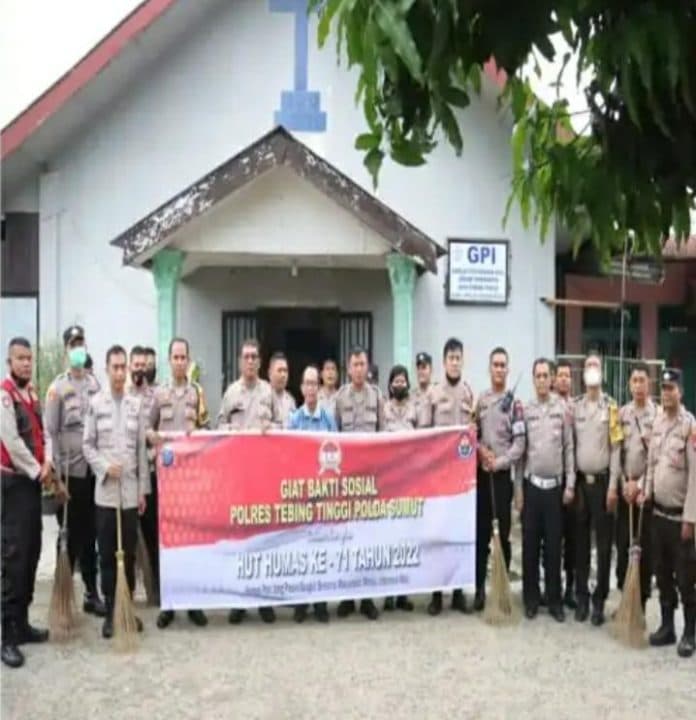 meriahkan_hut_humas_polri_ke_71_polres_tebing_tinggi_gelar_bakti_sosial