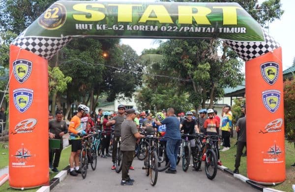 meriahkan_hut_ke_62_korem_pantai_timur_gelar_sepeda_santai_dan_bakti_sosial
