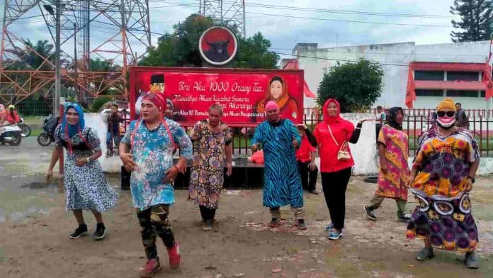 meriahkan_hut_ri_bapak_bapak_di_asahan_menari_bersama_kenakan_daster