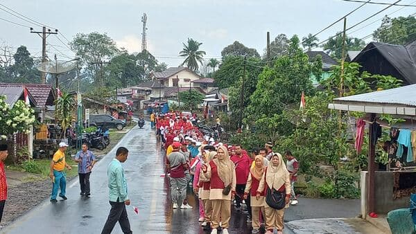 meriahkan_hut_ri_di_angkola_barat_ratusan_orang_turun_jalan_santai