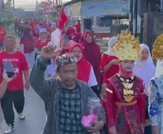meriahkan_hut_ri_warga_desa_suka_makmur_delitua_gelar_jalan_santai