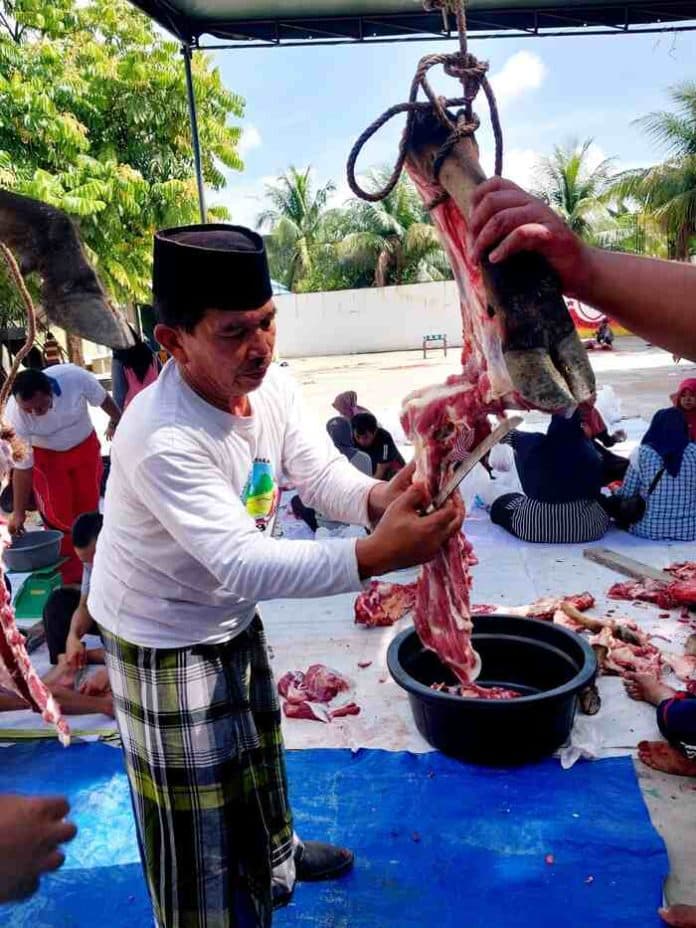 meriahkan_iduladha_keluarga_besar_sman_1_lubuk_pakam_potong_lima_ekor_hewan