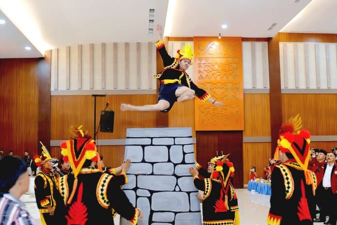 meriahkan_resepsi_pernikahan_sanggar_budaya_mazino_atraksi_lompat_batu_nias