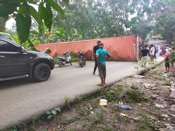 mesin_mati_truk_bermuatan_sapu_lidi_terbalik_di_siantar