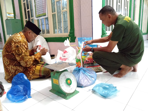 mesjid_al_hidayah_lubuk_pakam_salurkan_zakat_door_to_door