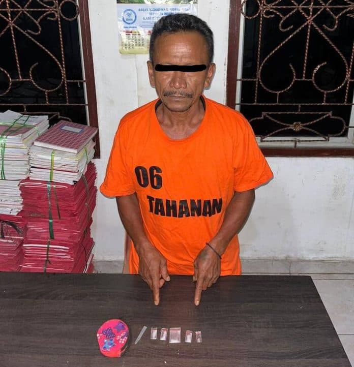 meski_berusia_57_tahun_rs_jual_sabu_dan_ditangkap_di_warung_tuak