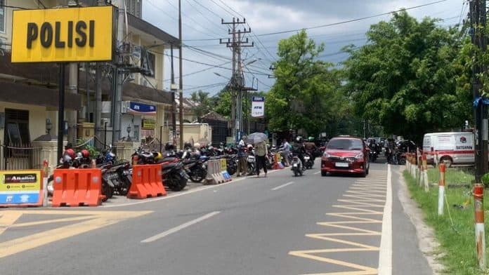 meski_biaya_parkir_dibebaskan_jukir_liar_masih_ada_di_depan_kantor_polrestabes_medan