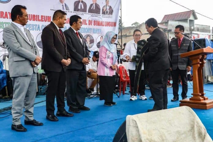 meski_diguyur_hujan_deras_wali_kota_susanti_tetap_hadiri_pesta_olob_olob_gkps_resort_raya