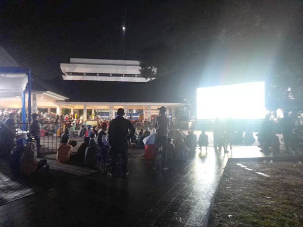 meski_diguyur_hujan_warga_siantar_tumpah_ruah_nobar_indonesia_vs_guinea