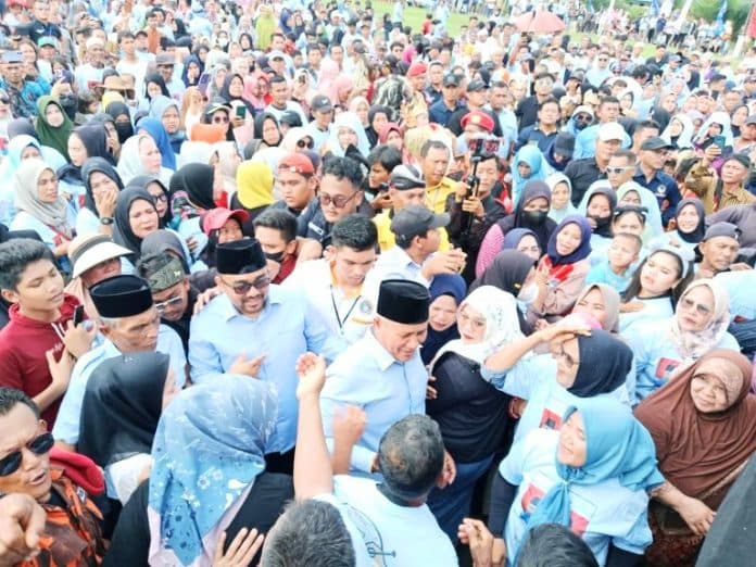 meski_diterpa_hujan_kampanye_paslon_darwis_oky_di_labuhan_ruku_dihadiri_ribuan_warga