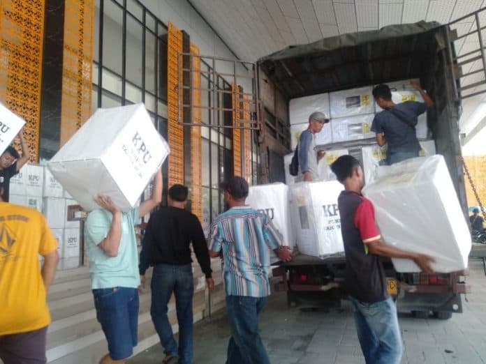 meski_hujan_deras_kpu_deli_serdang_tetap_distribusikan_logistik_pemilu
