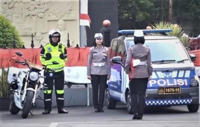 meski_mungil_mobil_listrik_wuling_air_ev_jadi_kendaraan_patroli_polisi