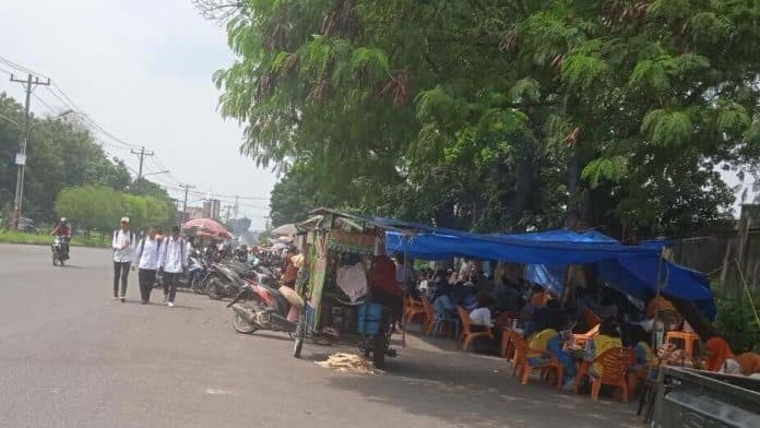 meski_sudah_ditertibkan_satpol_pp_pkl_di_depan_kampus_unimed_kembali_berjualan