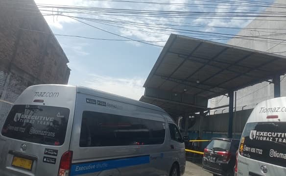 meskipun_sudah_tersegel_pool_pool_bus_di_jalan_sm_raja_masih_beroperasi