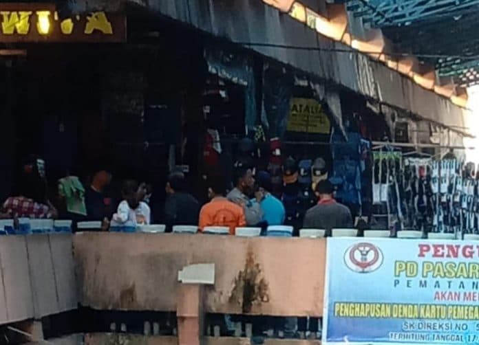 meteran_listrik_di_gedung_i_pasar_horas_meledak_pedagang_api_sempat_membesar