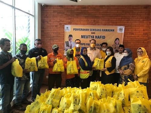 meutya_hafid_bagikan_ribuan_paket_sembako_di_sumut