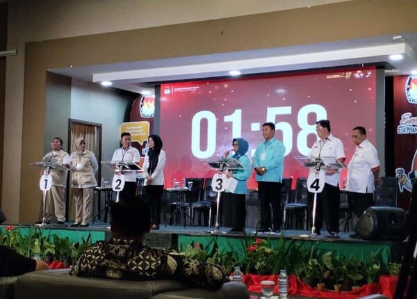 mikrofon_salah_satu_paslon_rusak_saat_debat_kpu_siantar_akui_adanya_kesalahan_teknis