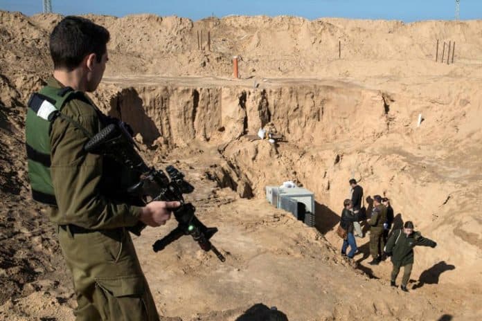 milisi_hamas_melawan_serangan_israel_di_terowongan_bawah_tanah_gaza