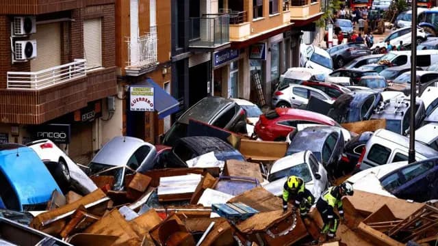 militer_spanyol_sediakan_kamar_jenazah_korban_banjir_valencia