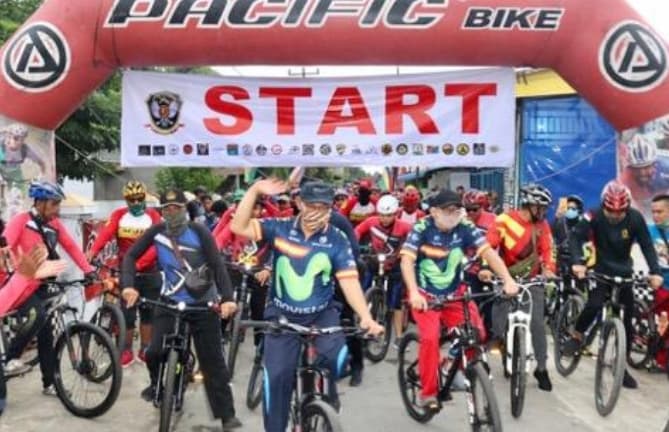 minggu_pagi_akhyar_gowes_bersama_ratusan_pesepeda_di_medan