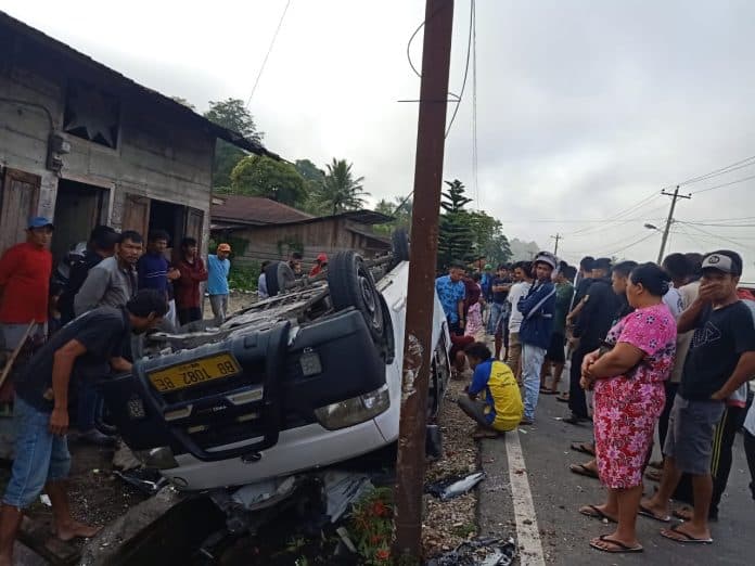 mini_bus_pengangkut_pelajar_terbalik_di_tarutung_9_siswa_luka_luka