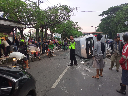 minibus_cv_tiomaz_trans_terbalik_di_tebing_tinggi_5_penumpang_terluka
