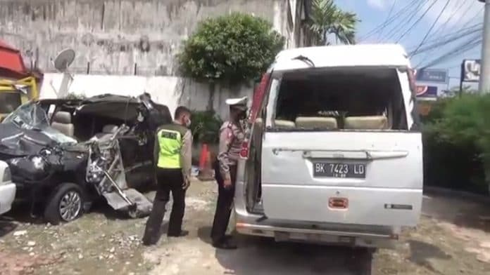 minibus_rombongan_keluarga_terbalik_di_tol_belmera_dua_orang_tewas