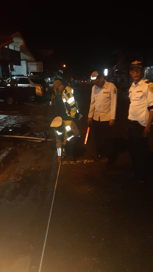 minibus_seruduk_sepeda_motor_parkir_di_tapsel