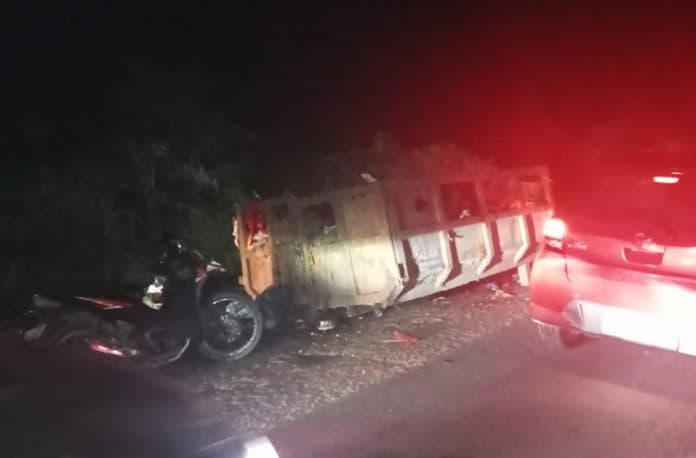 minim_lampu_penerangan_pengendara_motor_tabrak_tempat_sampah_di_kisaran