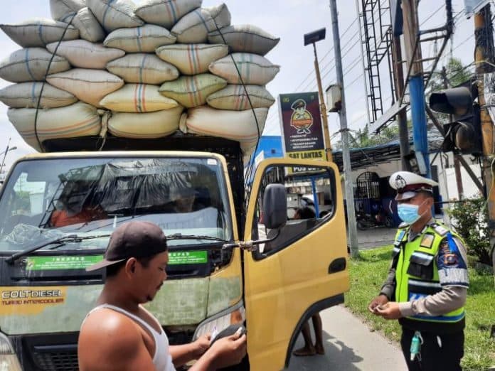 minimalisir_kecelakaan_polres_tebing_tinggi_imbau_sopir_truk_terkait_odol