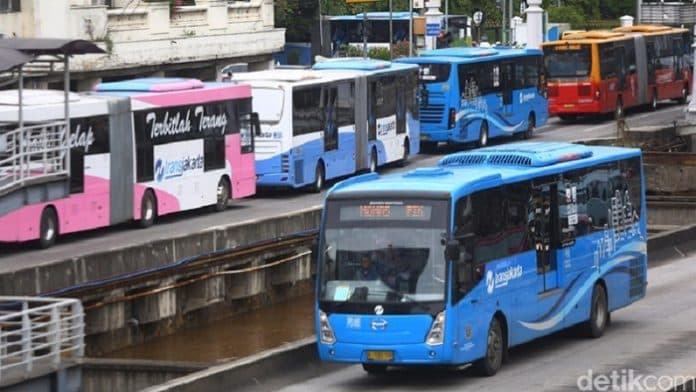 minimalisir_penyebaran_covid_19_transjakarta_tambah_jam_operasional_123_rute