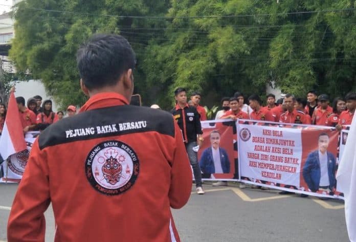 minta_boasa_simanjuntak_dibebaskan_massa_pbb_geruduk_polrestabes_medan