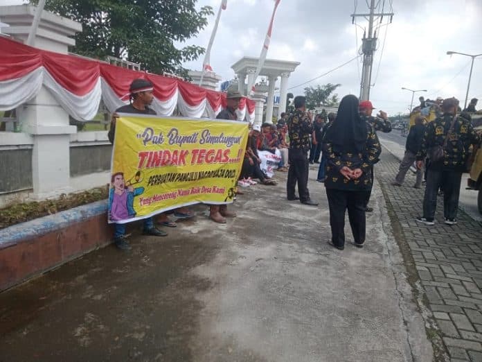 minta_maaf_ke_warga_oknum_pangulu_baja_dolok_lolos_dari_sanksi