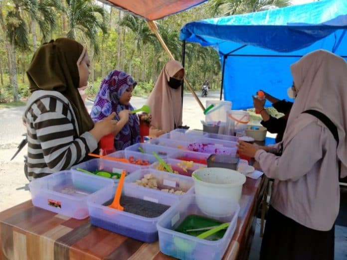 minum_es_buah_prasmanan_di_asahan_sepuasnya_cuma_bayar_rp5_ribu