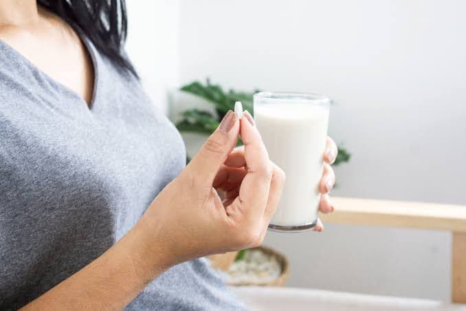 minum_obat_dengan_susu_bisa_berdampak_buruk