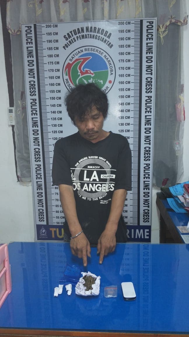 minum_tuak_sambil_hisap_ganja_diringkus_polisi