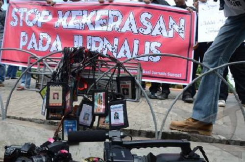 miris_5_jurnalis_dikeroyok_puluhan_preman_di_surabaya