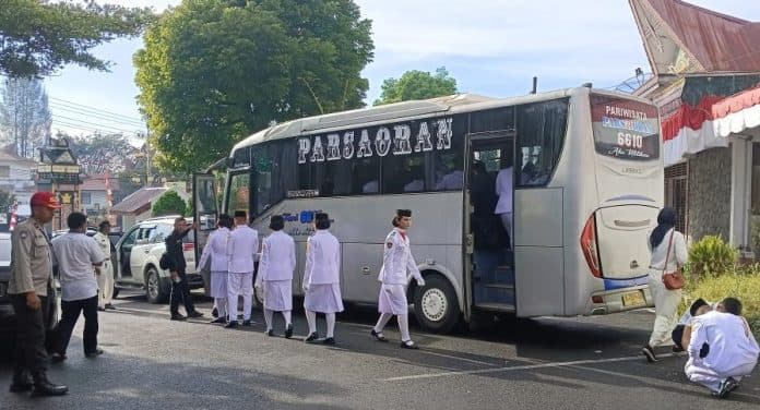 miris_anggota_paskibraka_dairi_pakai_angkutan_umum_selama_latihan_karantina