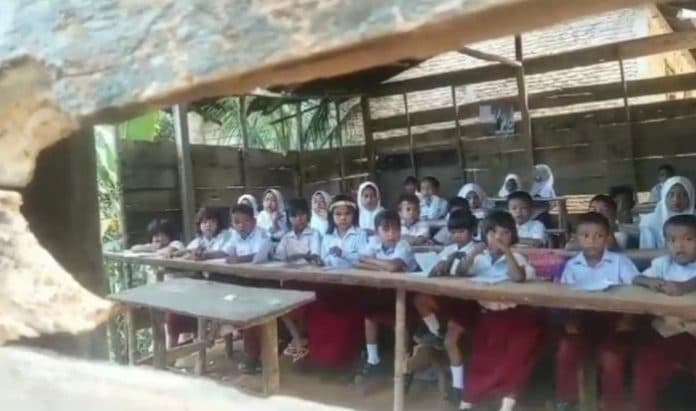 miris_begini_kondisi_ruang_kelas_sdn_100420_cabang_sialang_napa_desa_singanyal