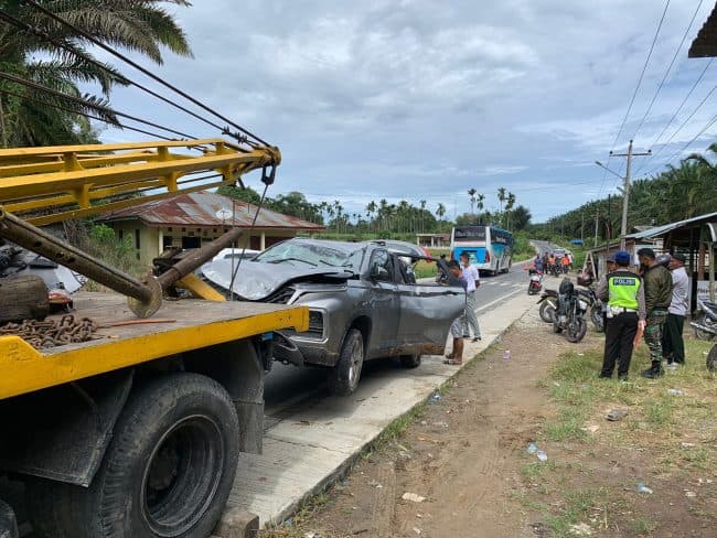 miris_jalan_longsor_di_panombean_panei_makan_korban_satu_unit_mini_bus_masuk_jurang_sedalam_10_meter