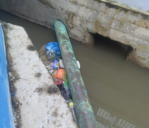miris_usai_banjir_warga_kembali_buang_sampah_ke_saluran_sungai_di_deli_serdang