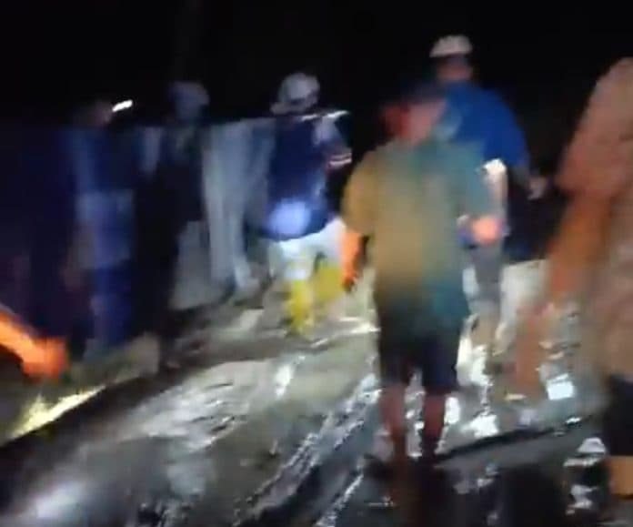miris_warga_tandu_jenazah_di_jalan_rusak_sejauh_2_kilometer_di_asahan
