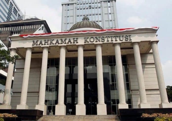 mk_tolak_gugatan_masa_jabatan_kades_tetap_bisa_berkuasa_sampai_18_tahun
